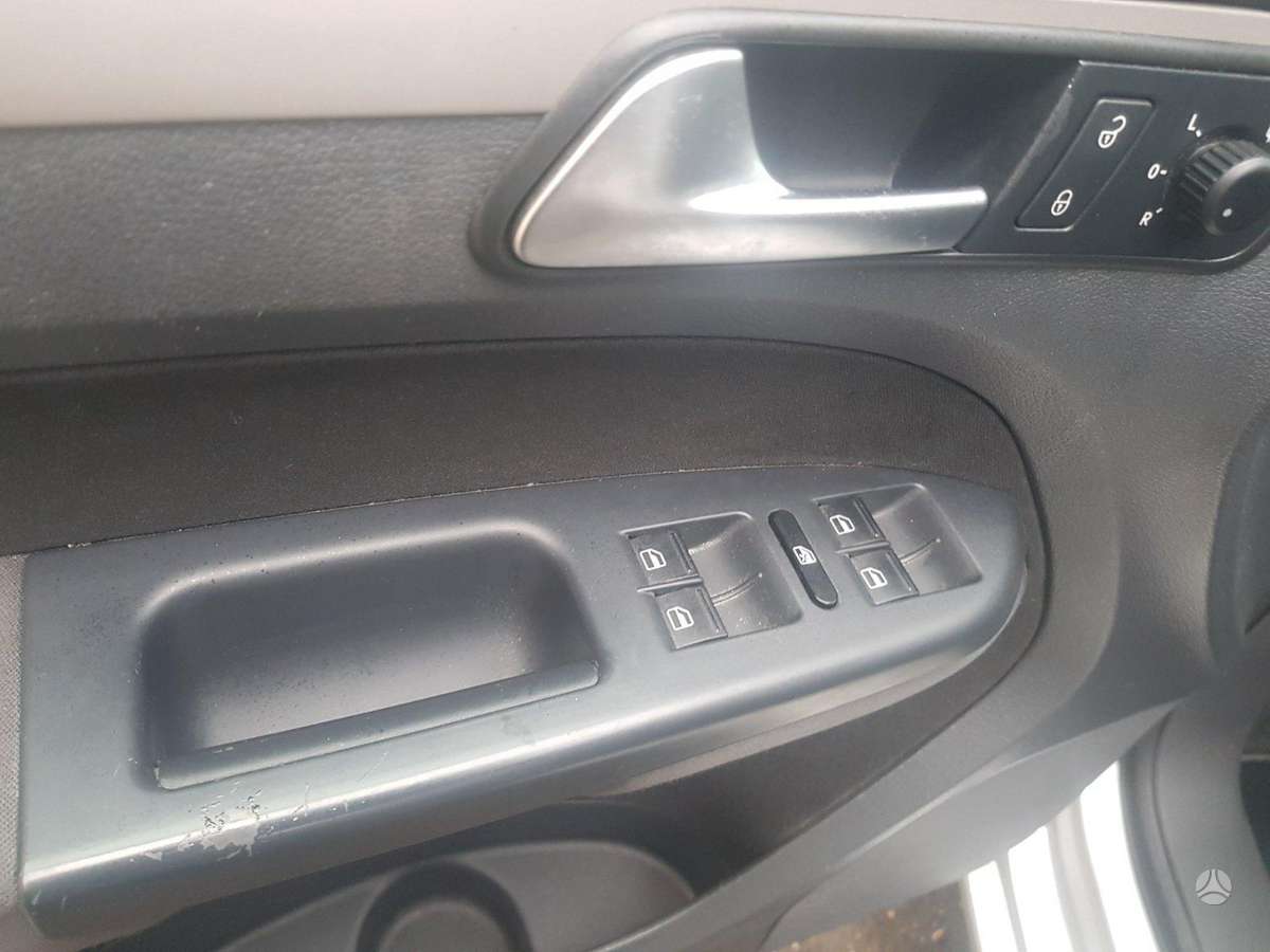 Volkswagen Touran 2010 — photo 13