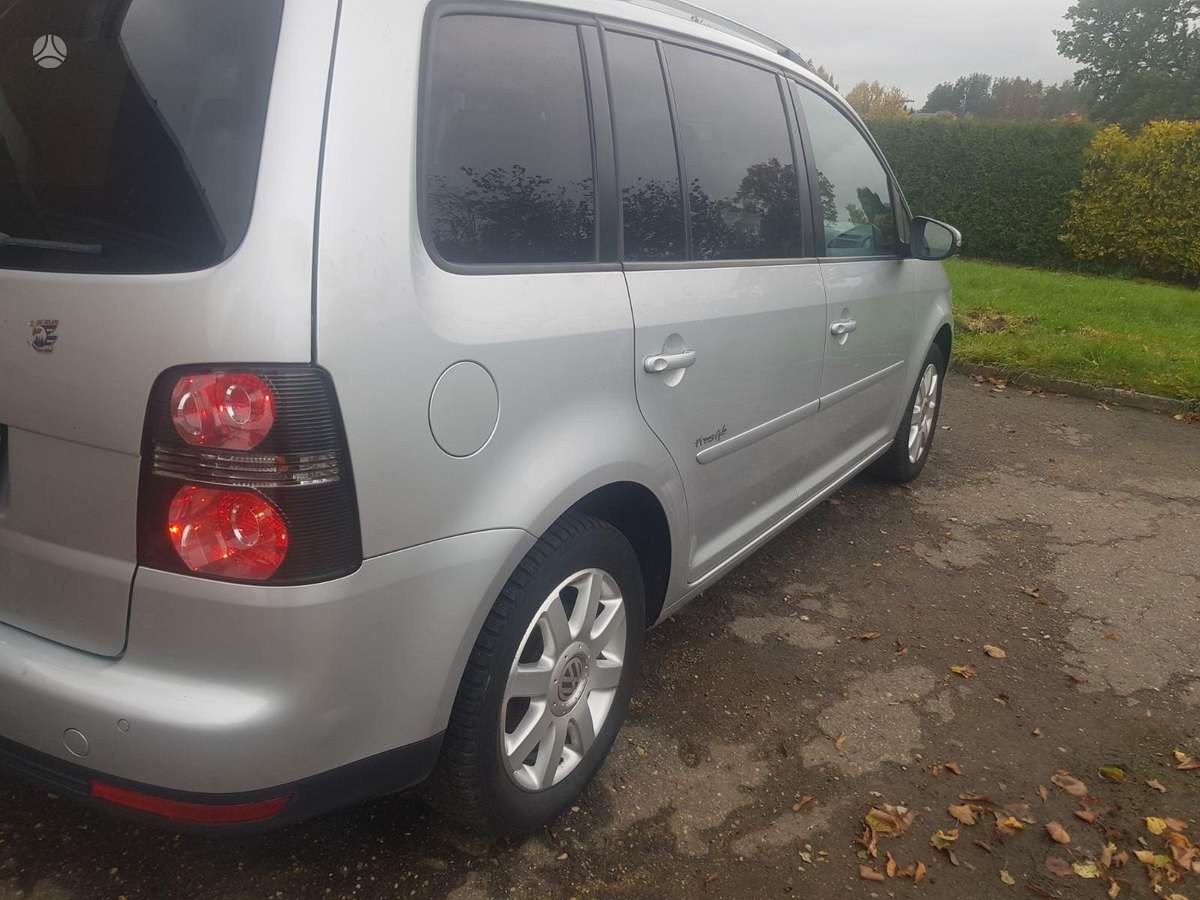 Volkswagen Touran 2010 — rear view