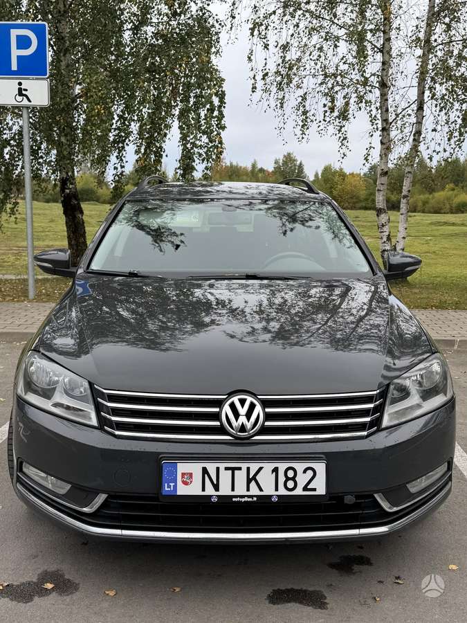 Volkswagen Passat 2011 — вигляд ззаду