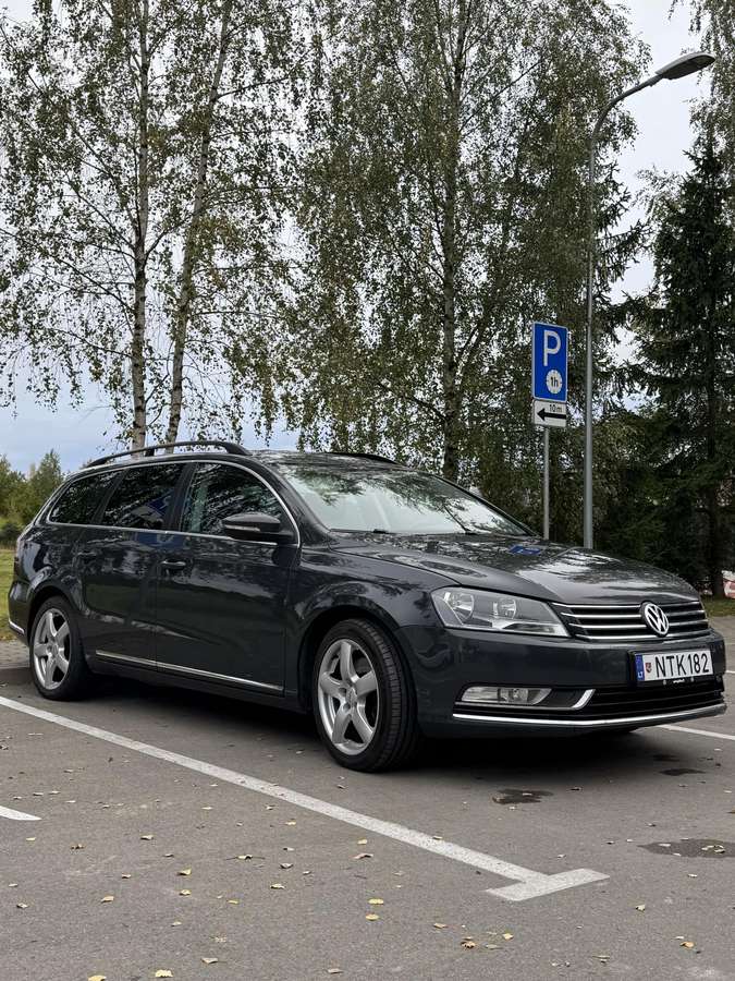 Volkswagen Passat 2011 — салон