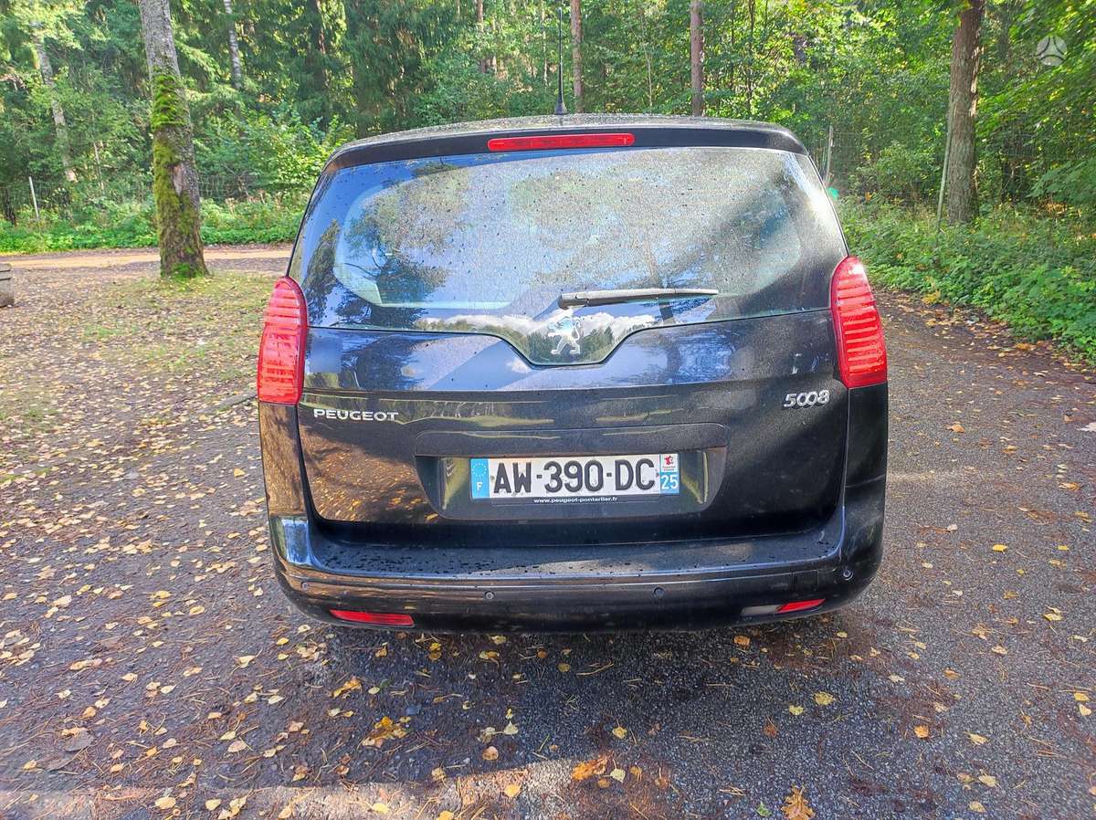 Peugeot 5008 2010 — салон