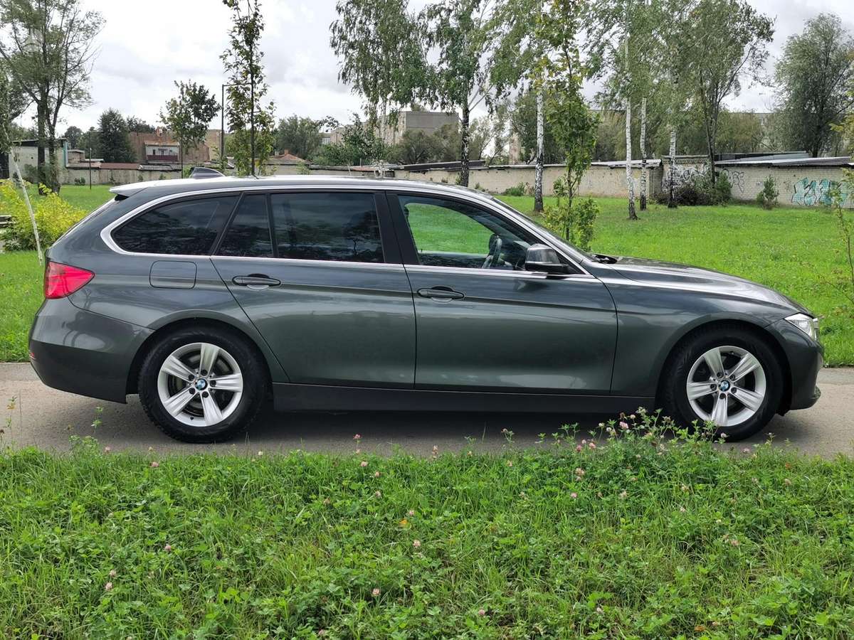 BMW 320 2013 — вигляд ззаду