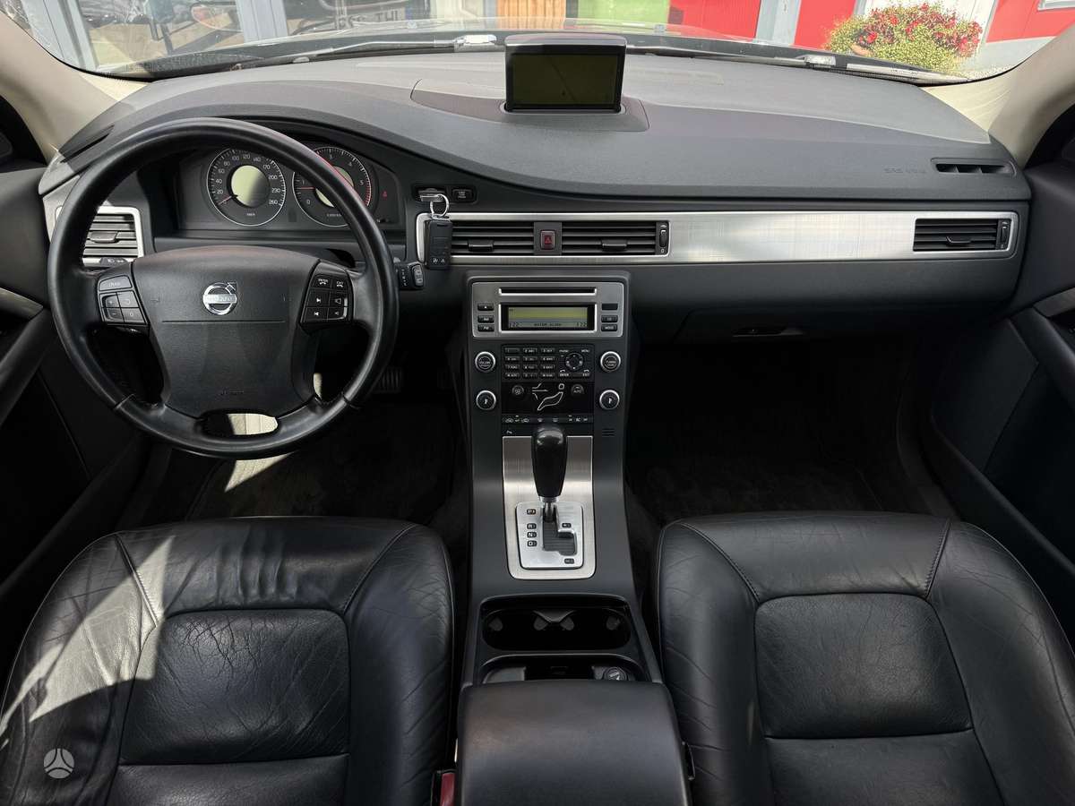 Volvo V70 2008 — rear view