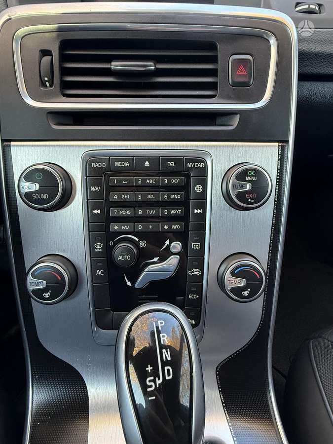 Volvo V60 2015 — photo 12