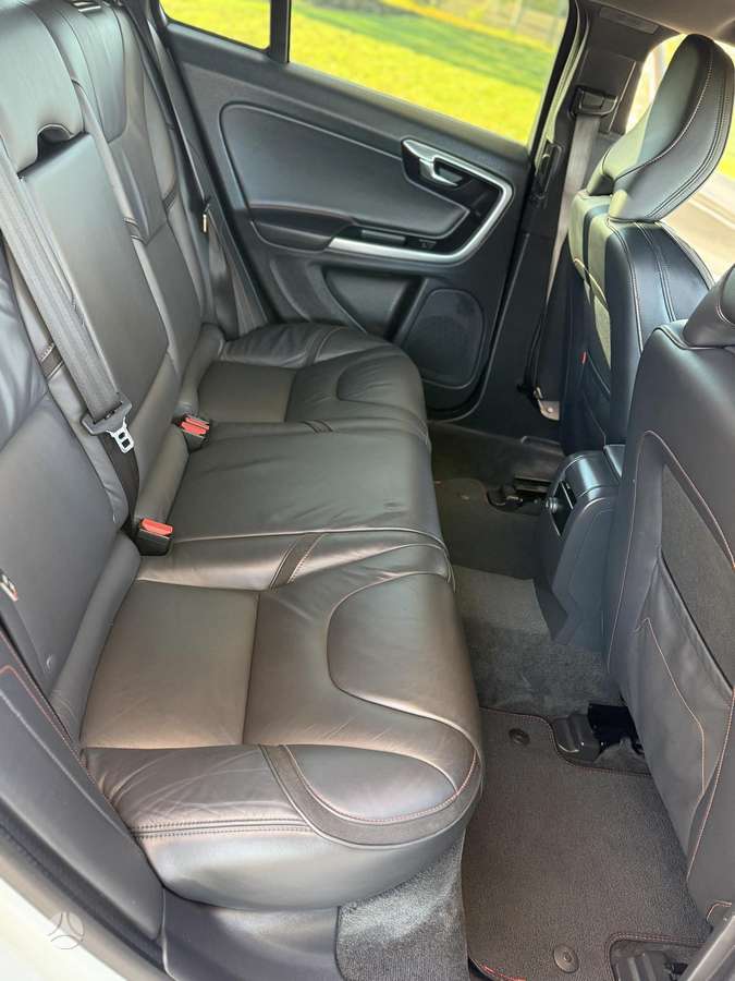 Volvo V60 2015 — photo 17