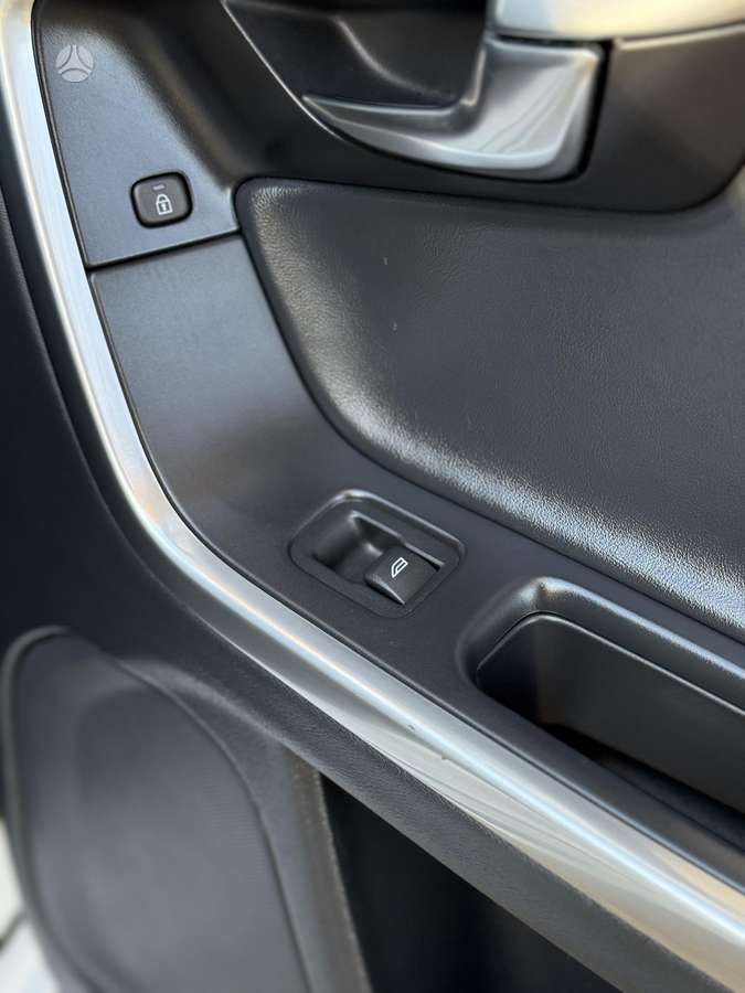 Volvo V60 2015 — photo 18