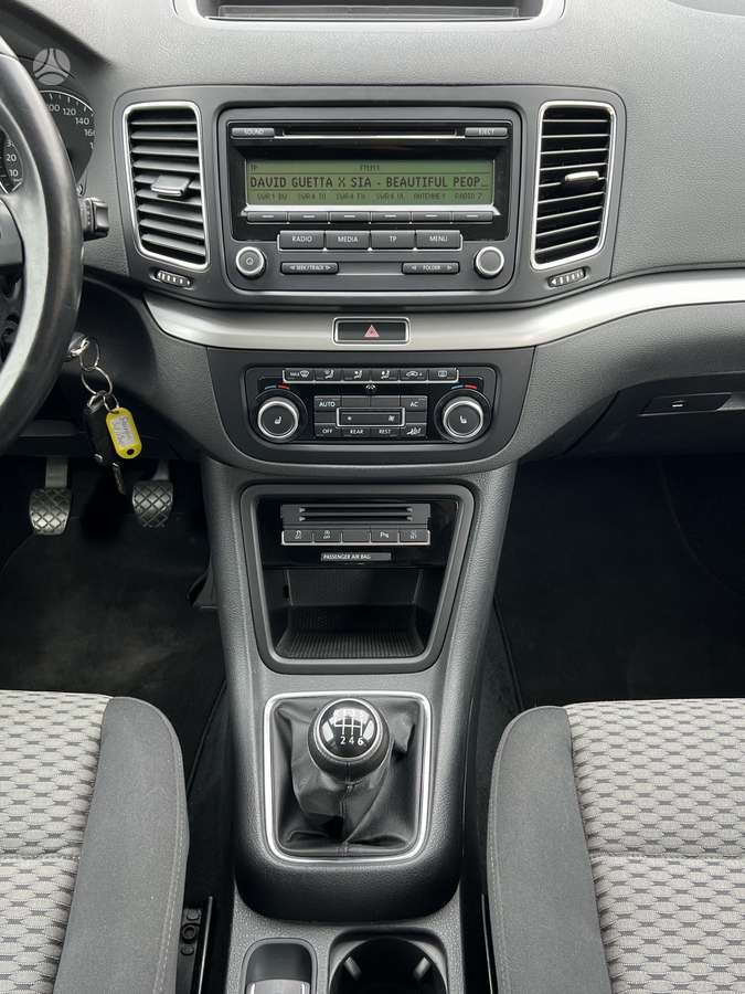 Volkswagen Sharan 2010 — photo 32