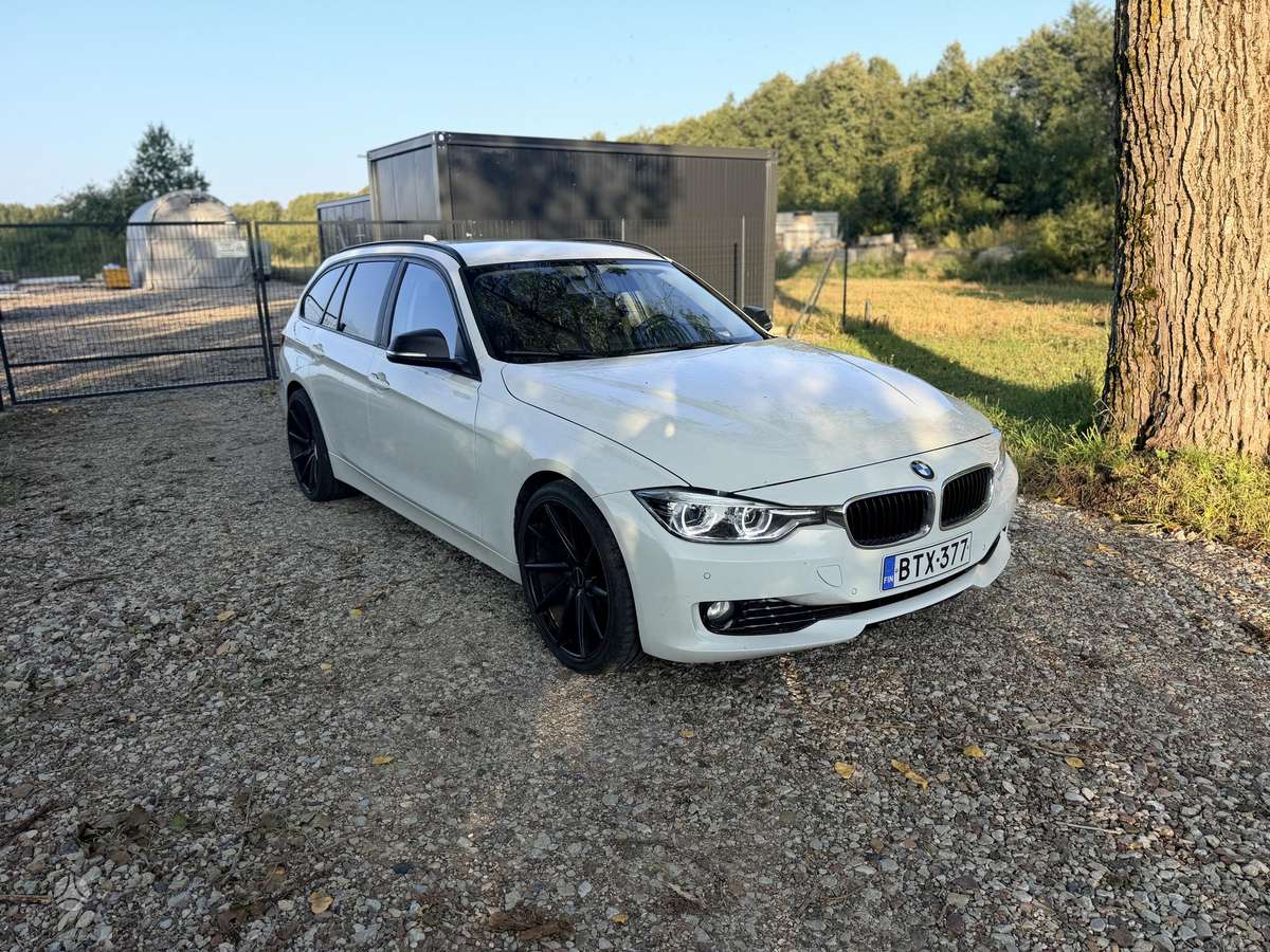 BMW 320 2013 — вигляд ззаду