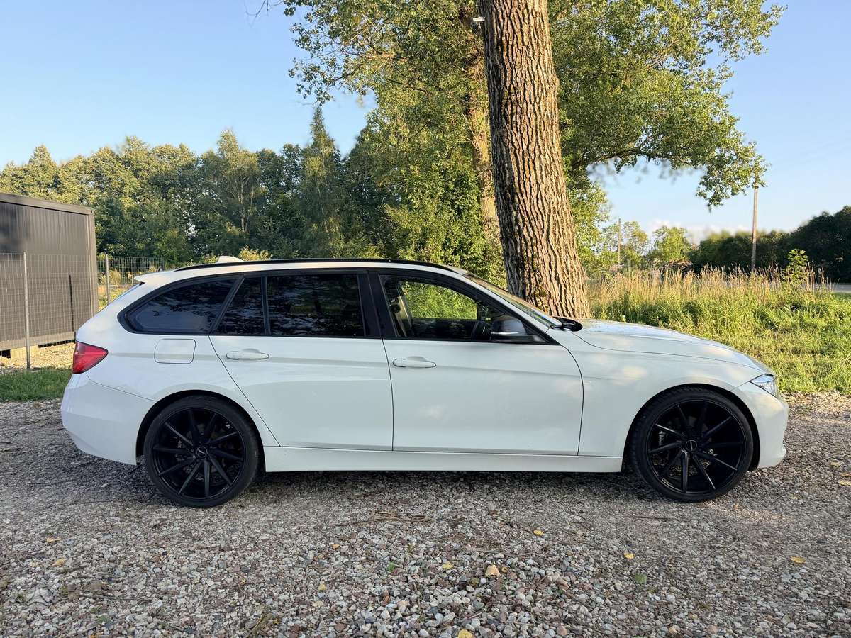 BMW 320 2013 — салон