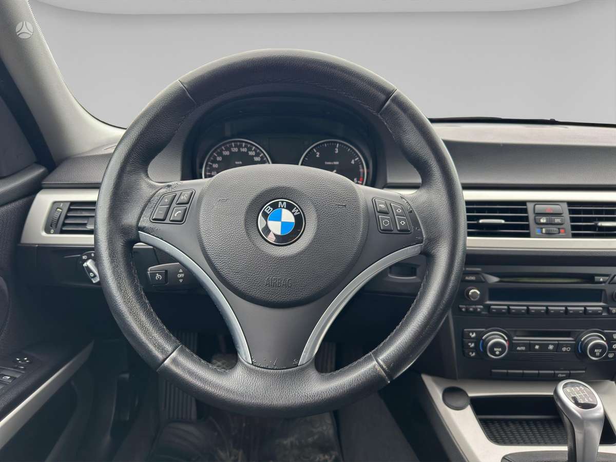 BMW 318 2009 — photo 10