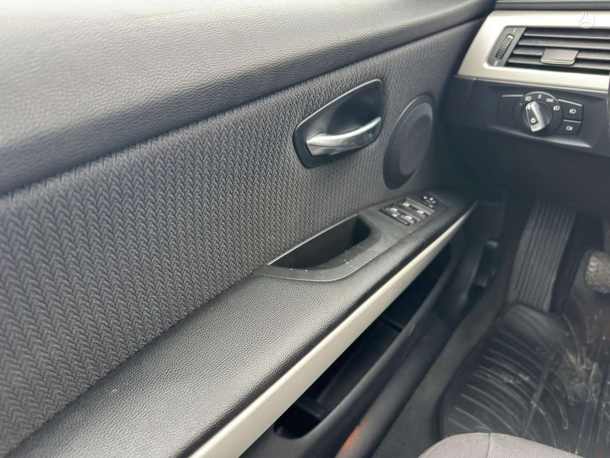 BMW 318 2009 — photo 11