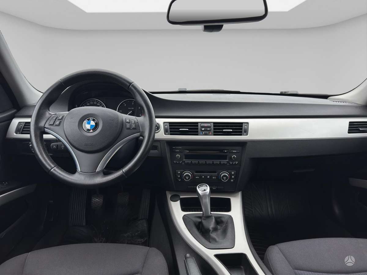 BMW 318 2009 — photo 13