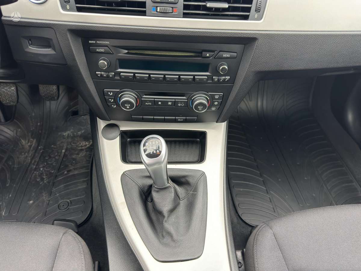 BMW 318 2009 — photo 14