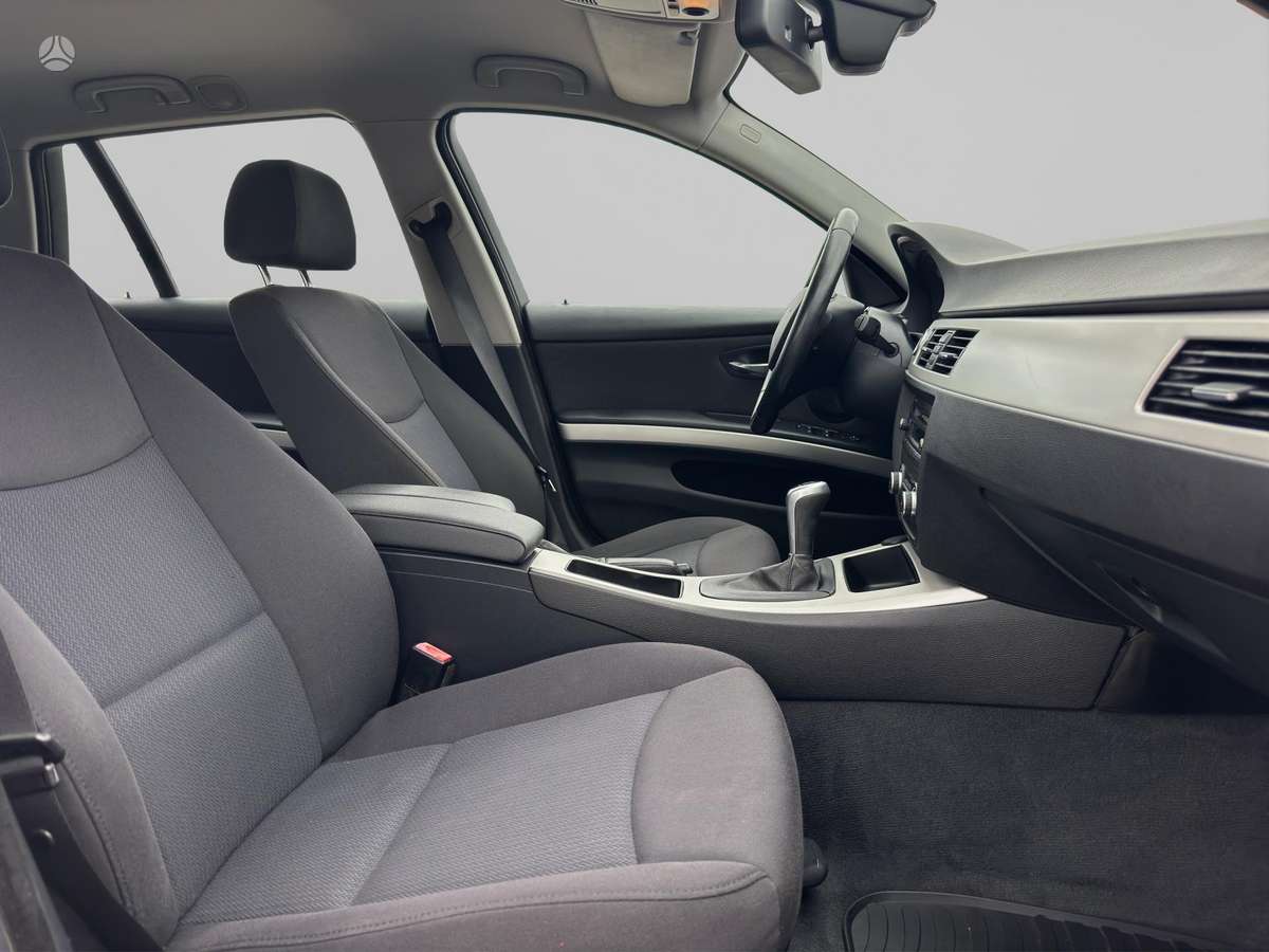 BMW 318 2009 — photo 17