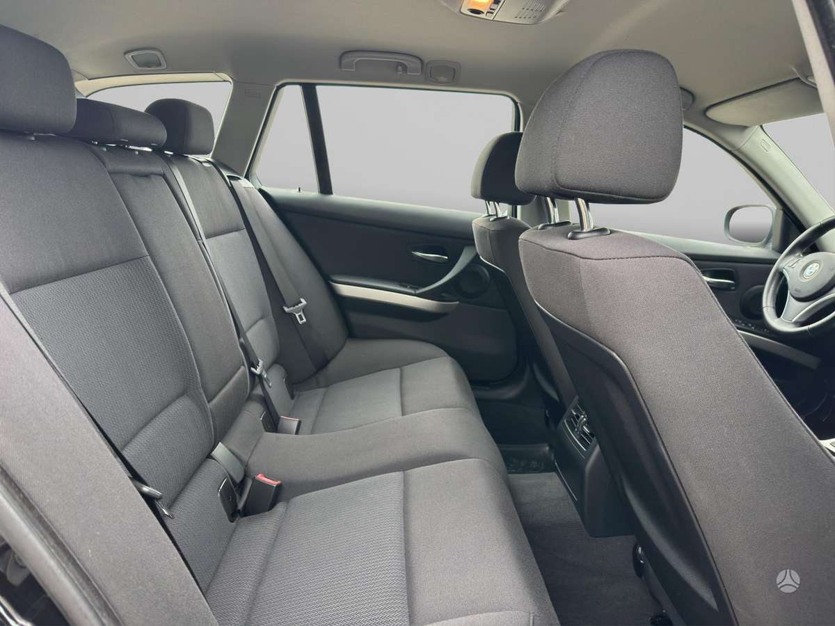 BMW 318 2009 — photo 18