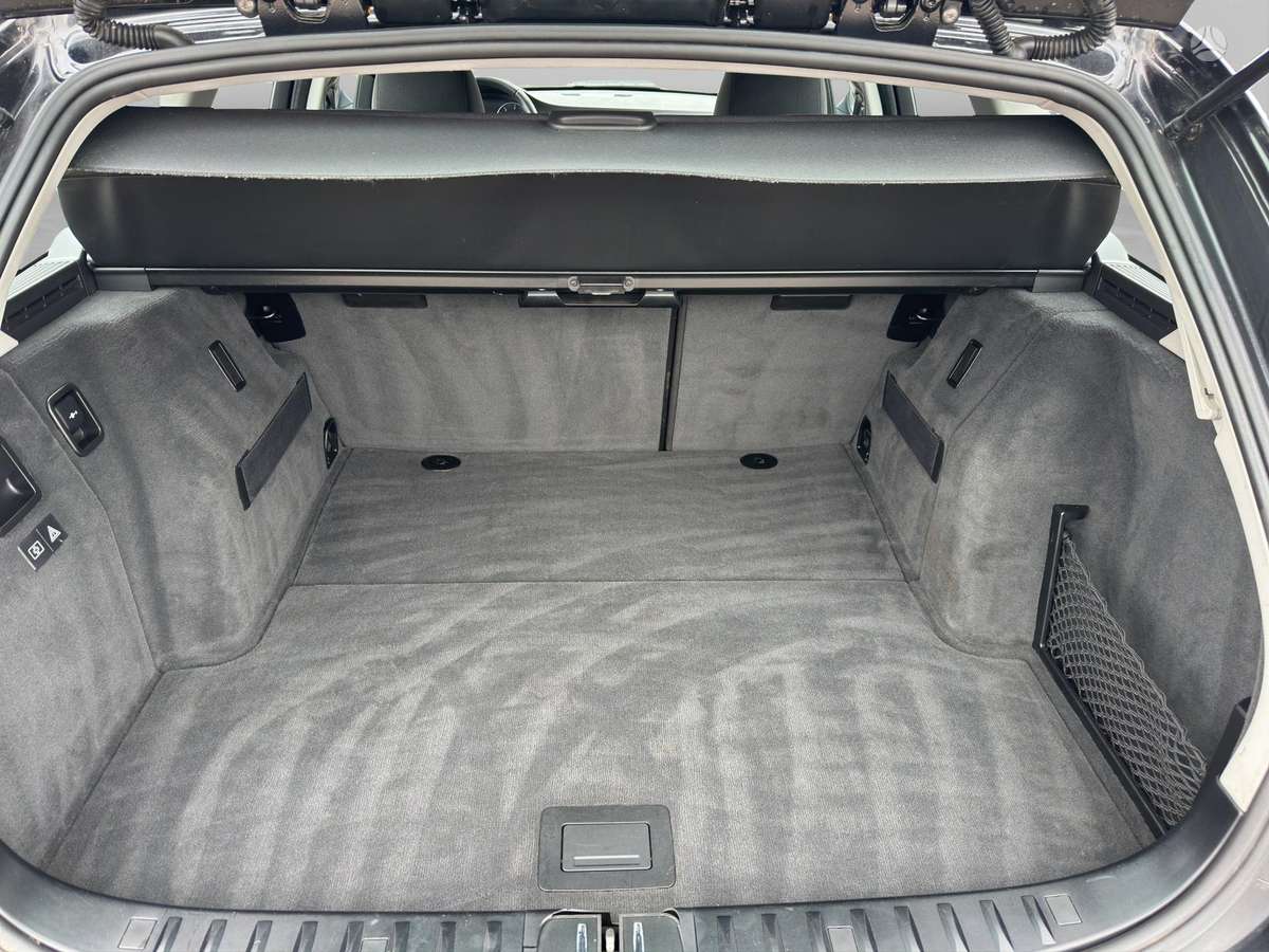 BMW 318 2009 — photo 19