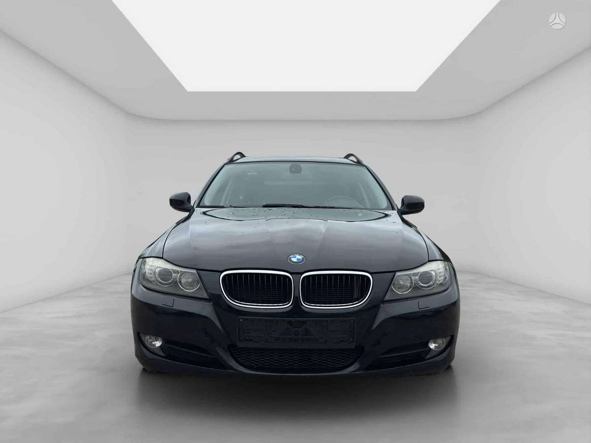 BMW 318 2009 — rear view