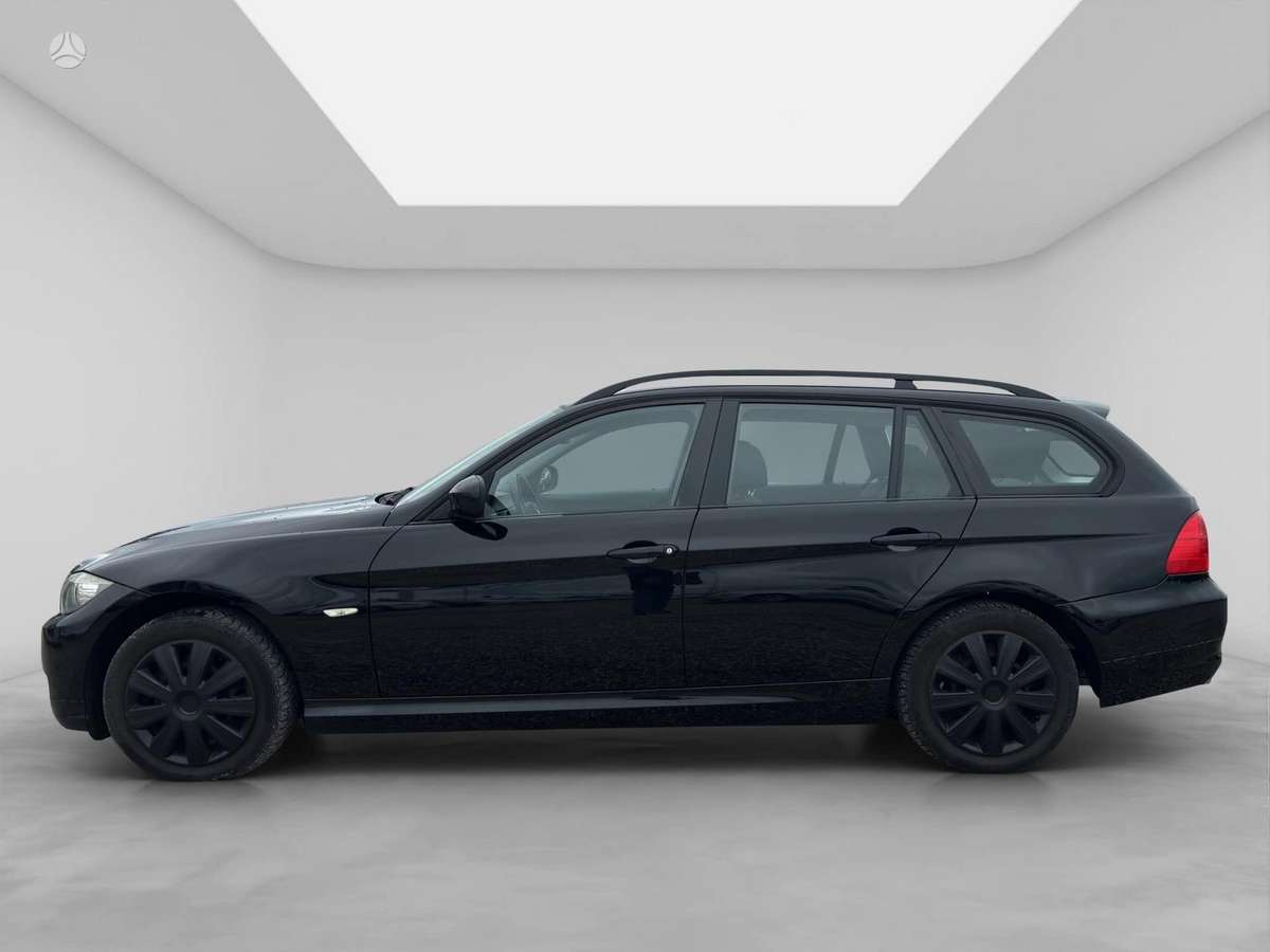 BMW 318 2009 — interior