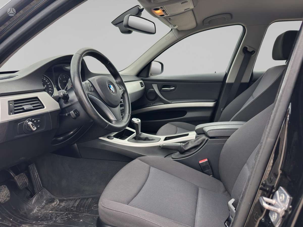 BMW 318 2009 — photo 9