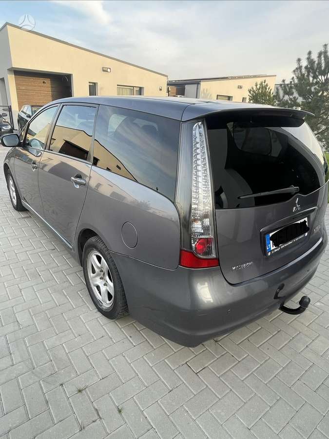 Mitsubishi Grandis 2009 — салон