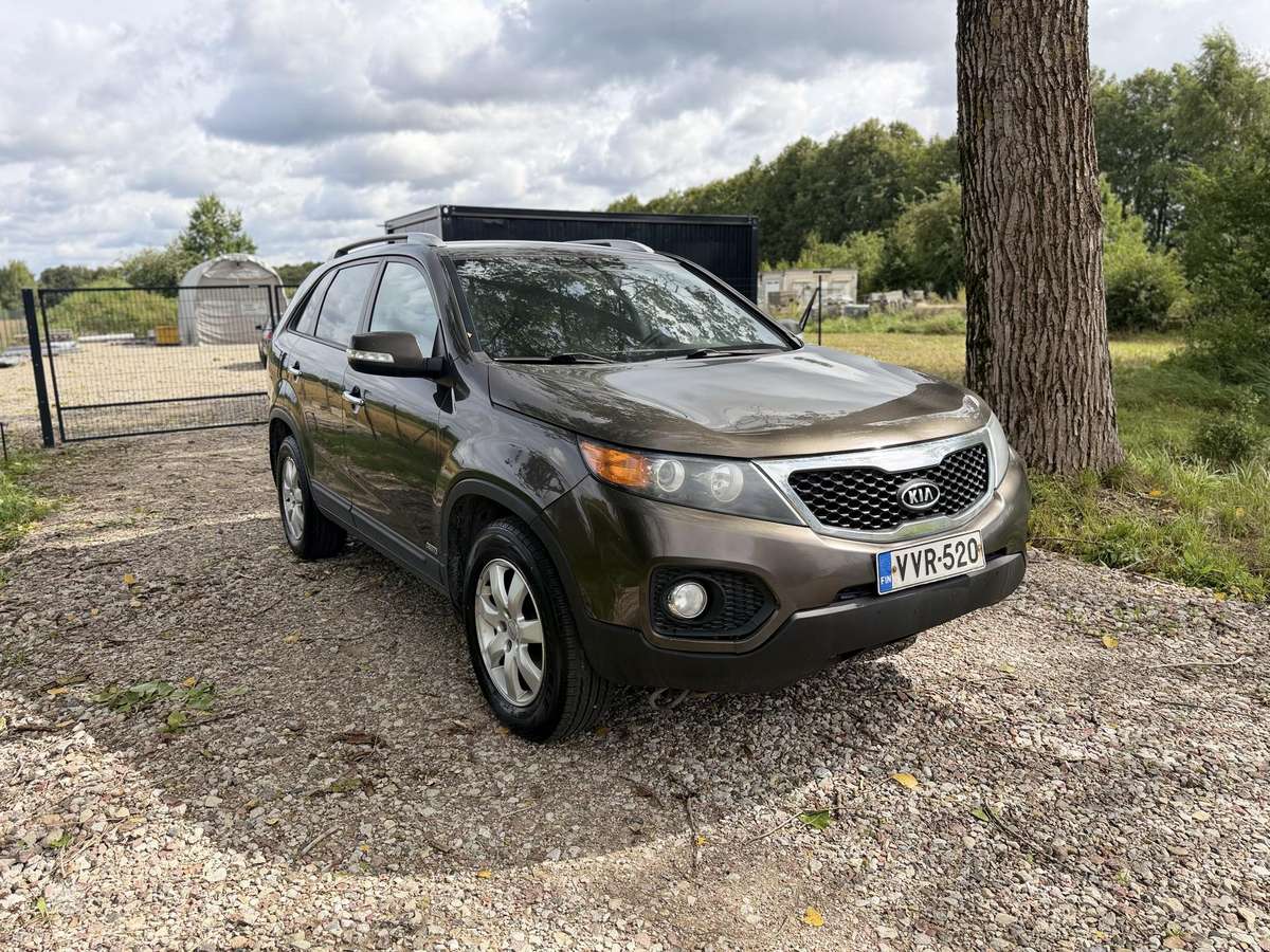 Kia Sorento 2011 — rear view