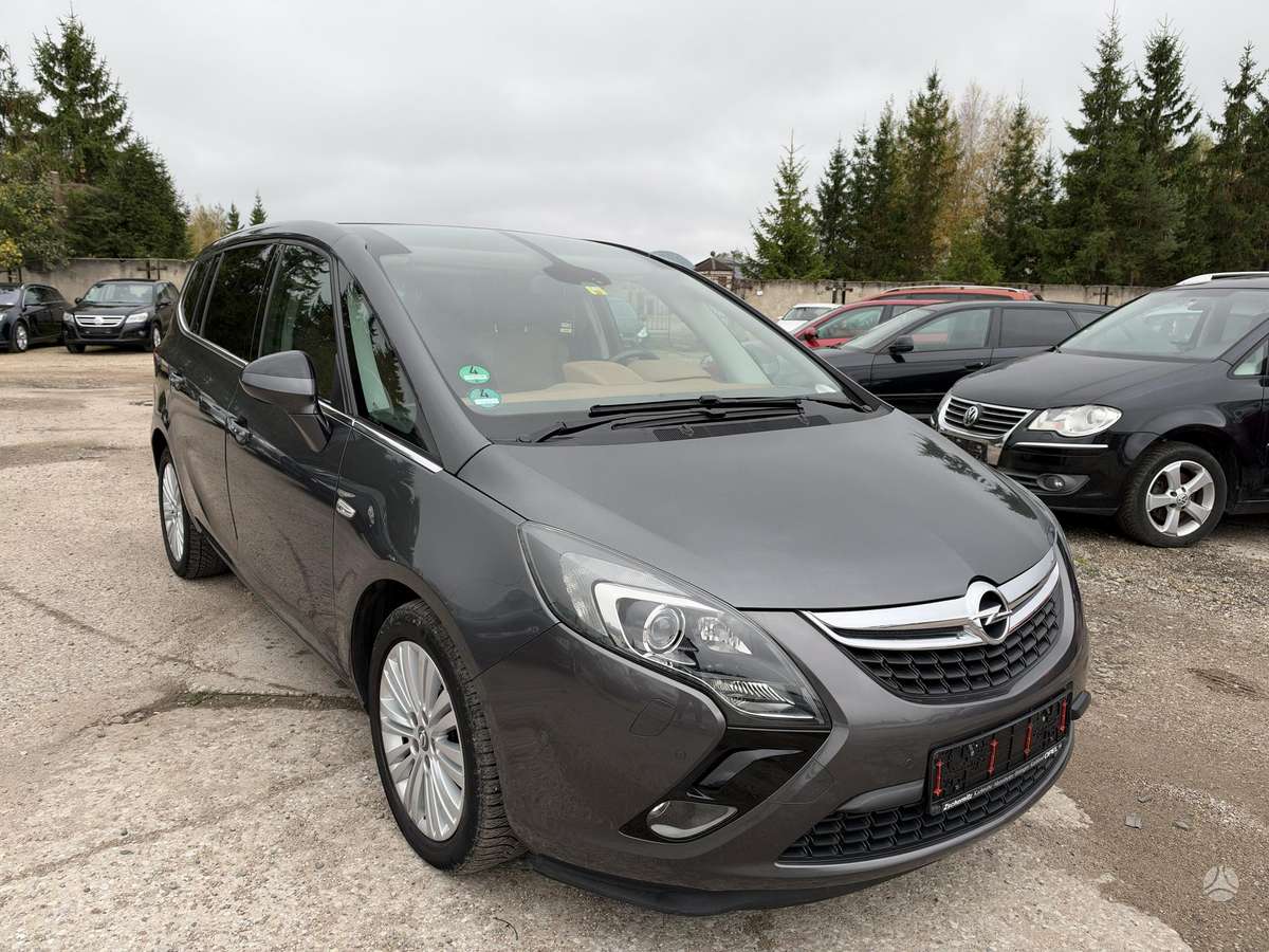 Opel Zafira 2012 — вигляд ззаду