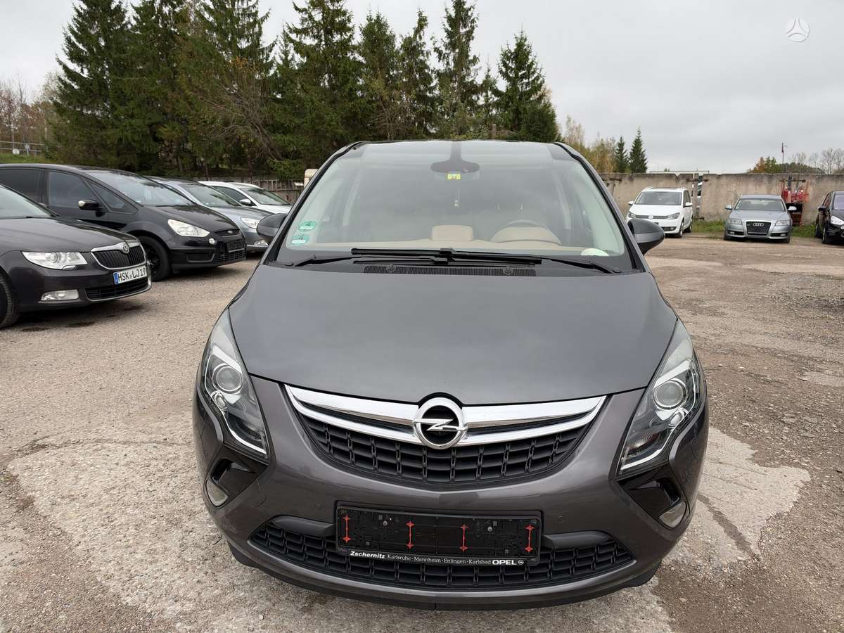 Opel Zafira 2012 — салон