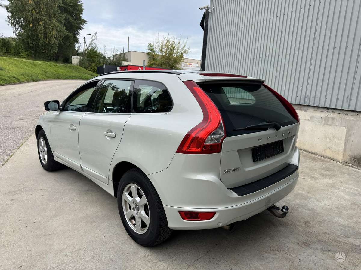 Volvo XC60 2010 — салон