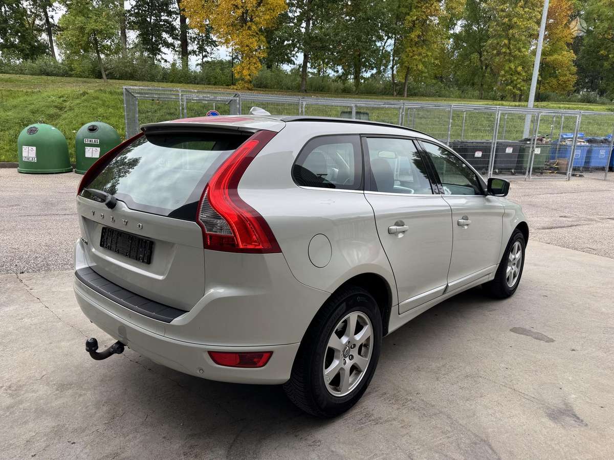 Volvo XC60 2010 — двигун 2400 cm³, 175 HP (129kW)