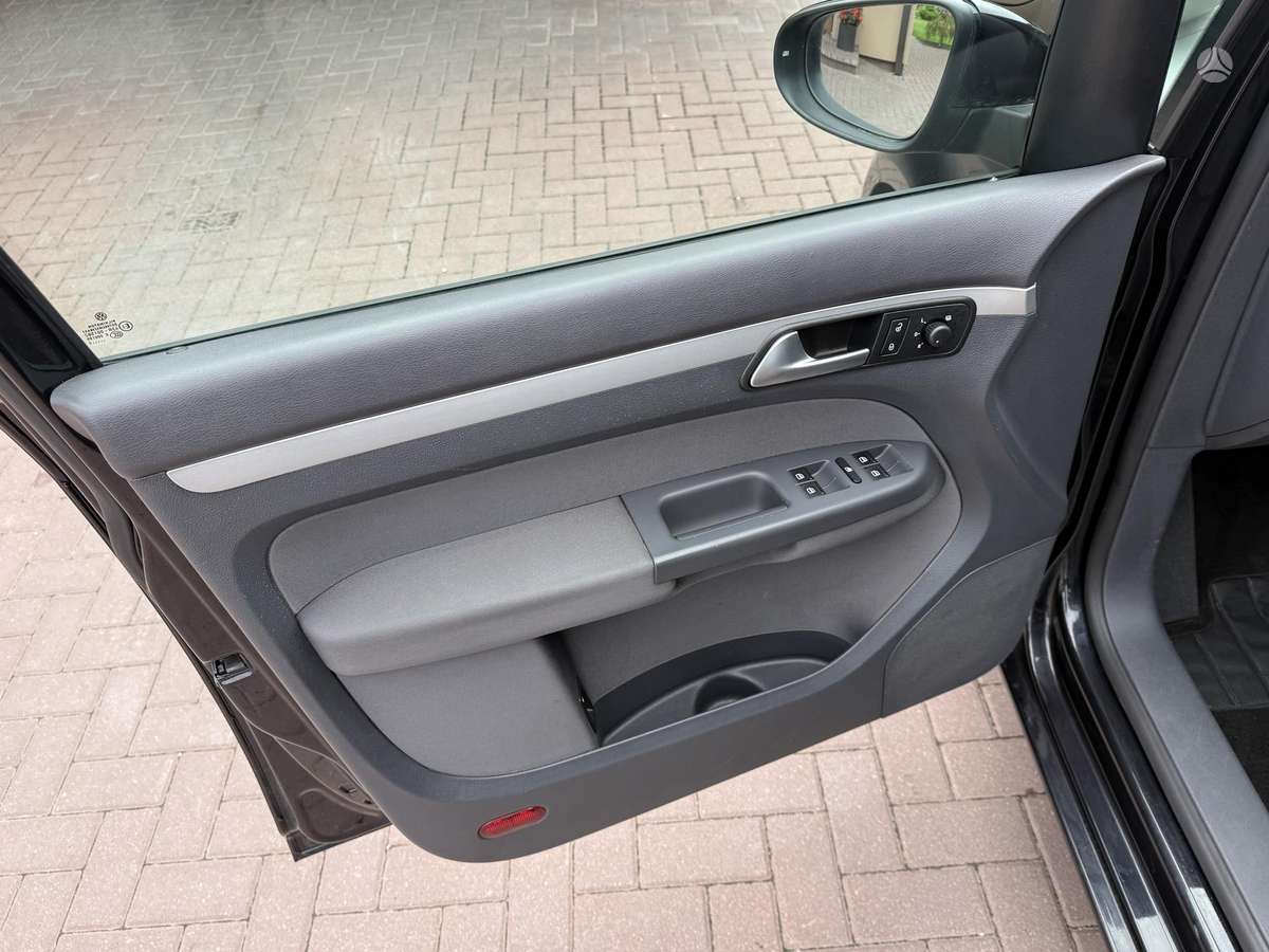 Volkswagen Touran 2012 — photo 13