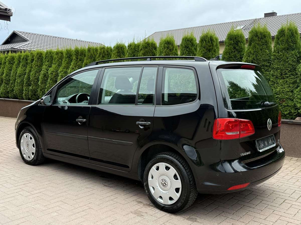 Volkswagen Touran 2012 — interior