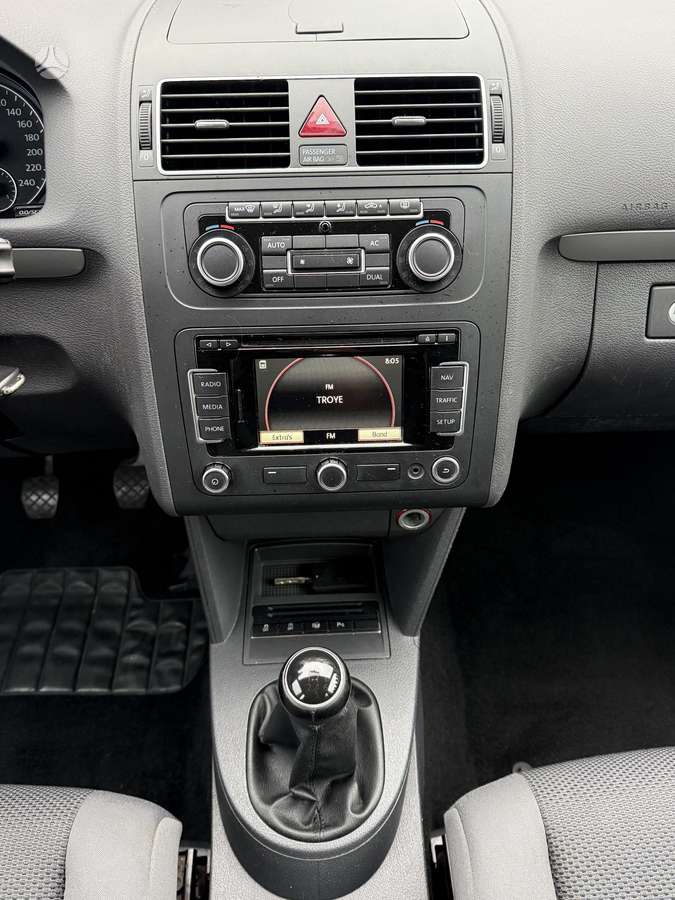 Volkswagen Touran 2012 — photo 9