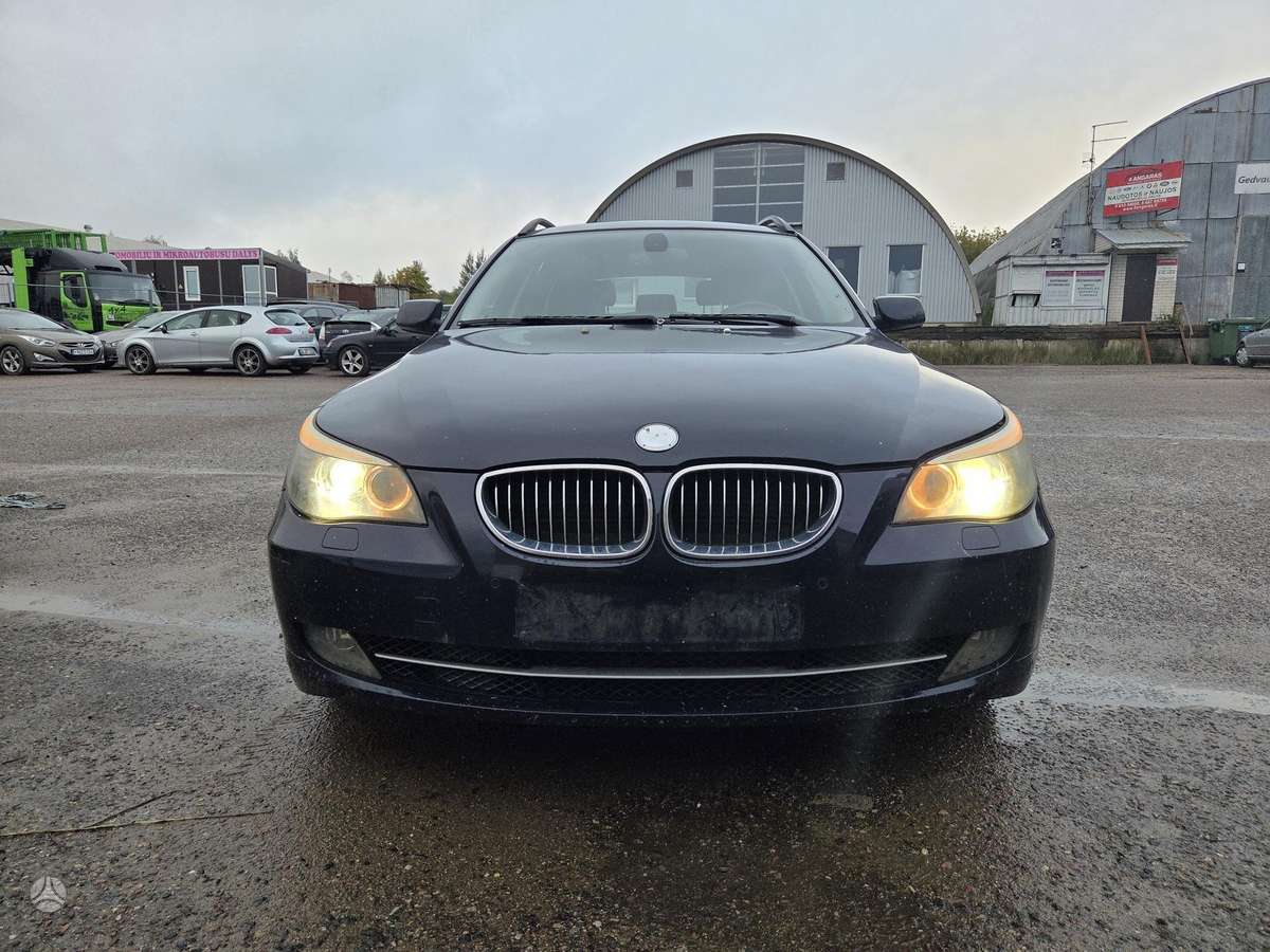 BMW 525 2009 — rear view