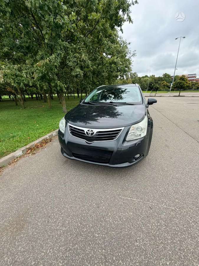 Toyota Avensis 2011 — rear view