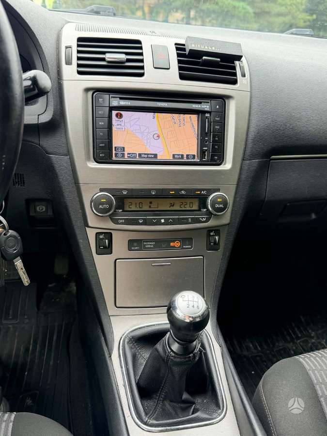 Toyota Avensis 2011 — photo 8