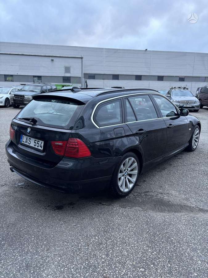 BMW 320 2010 — interior