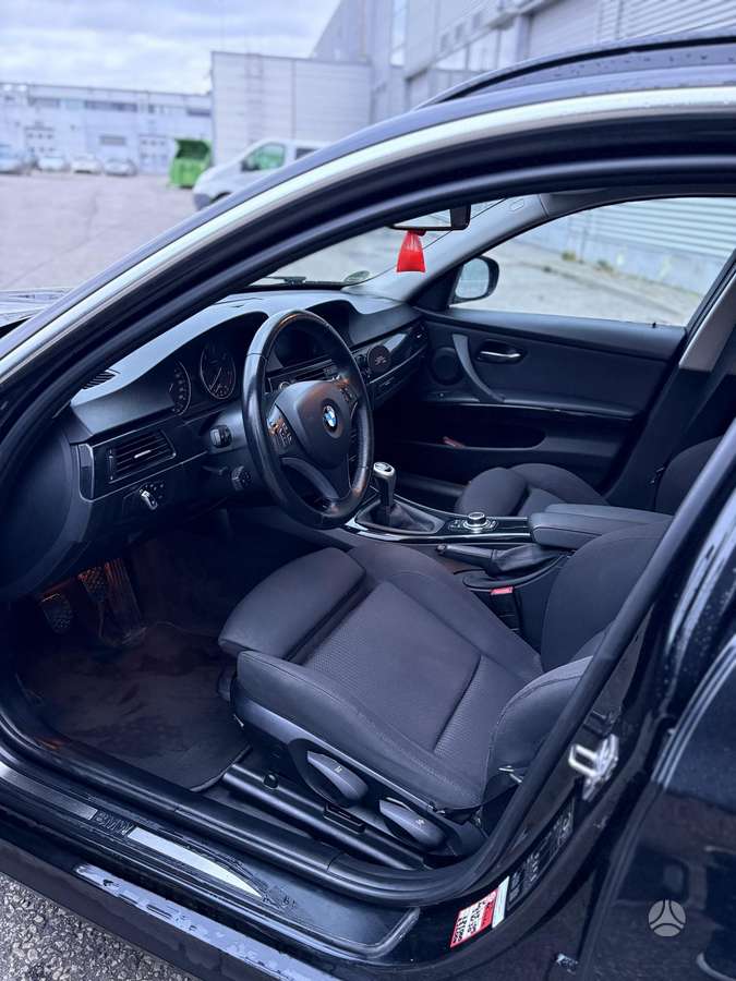 BMW 320 2010 — photo 5