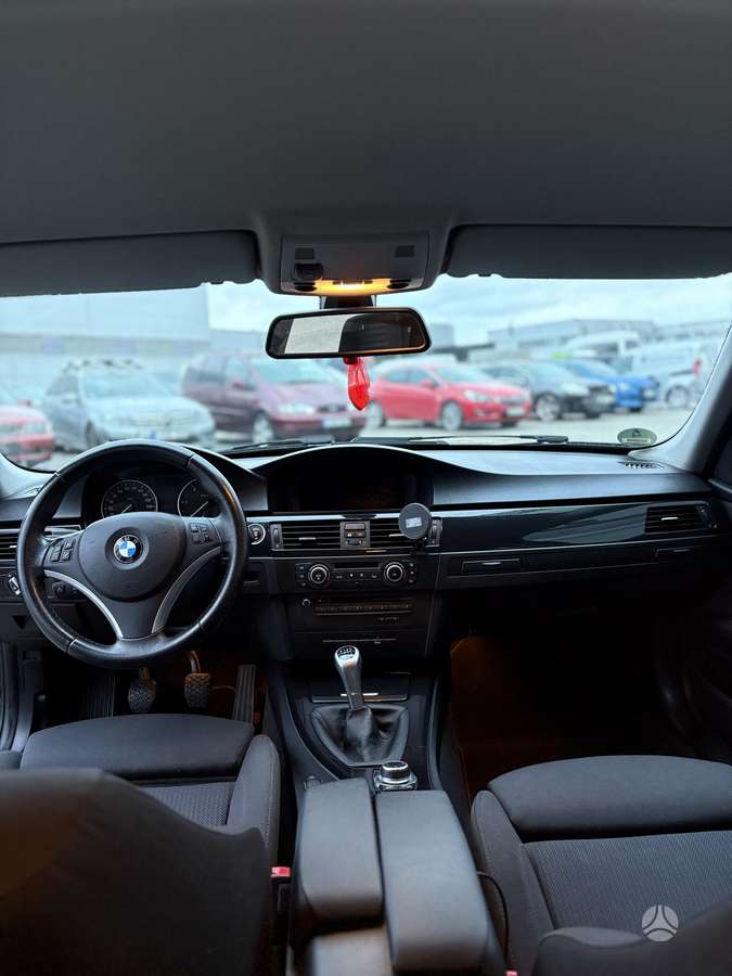 BMW 320 2010 — photo 7