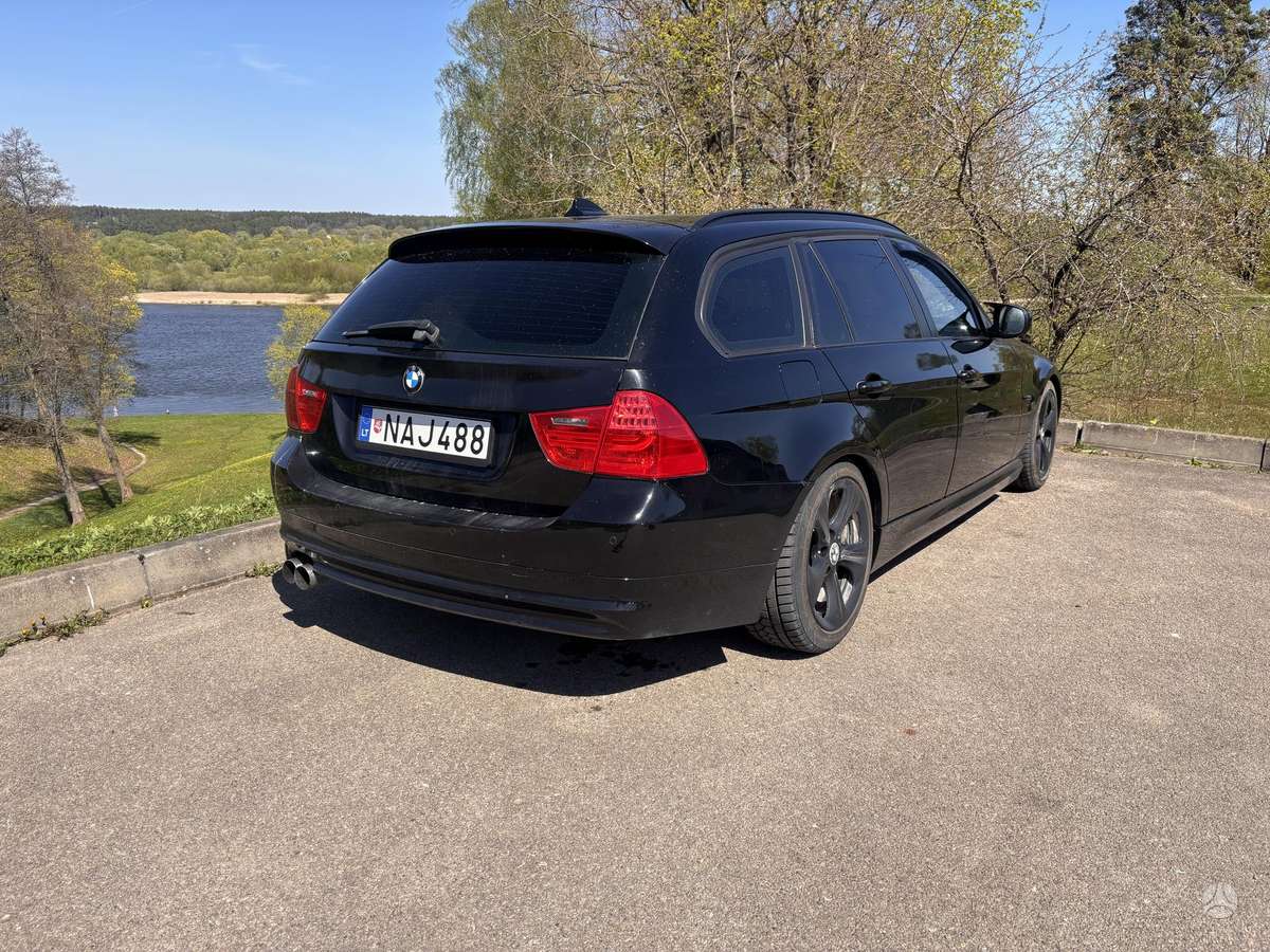 BMW 318 2010 — rear view