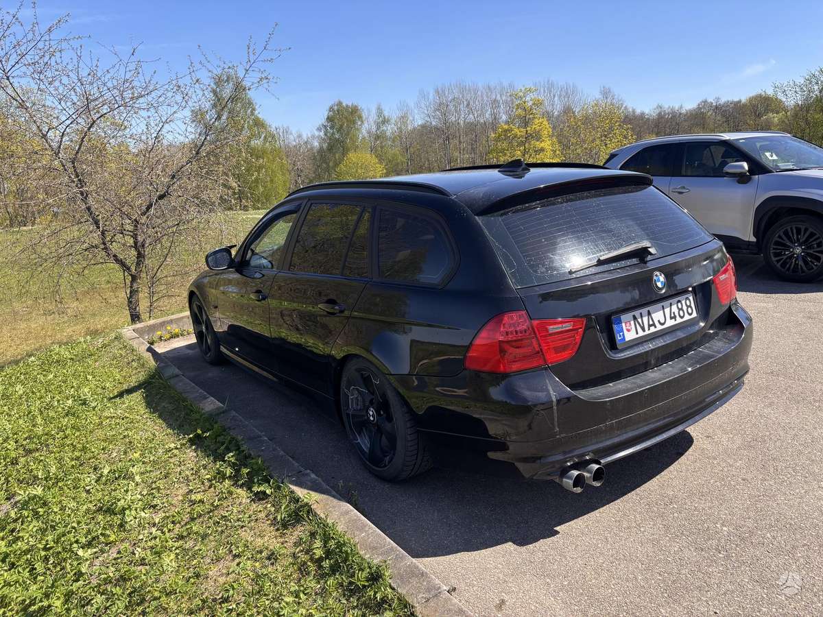BMW 318 2010 — interior