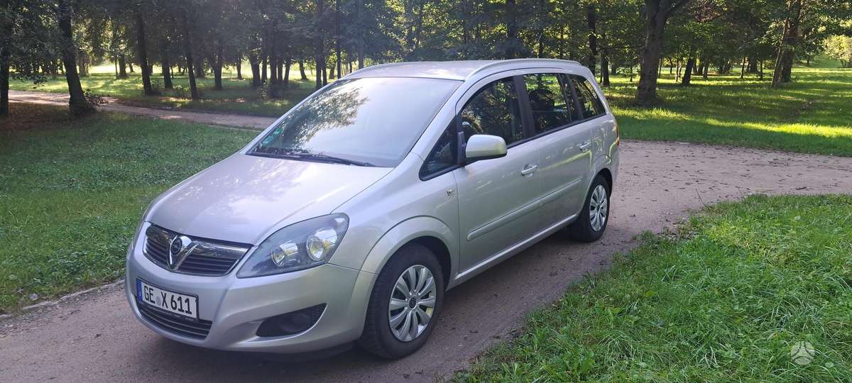 Opel Zafira 2012 — вигляд ззаду