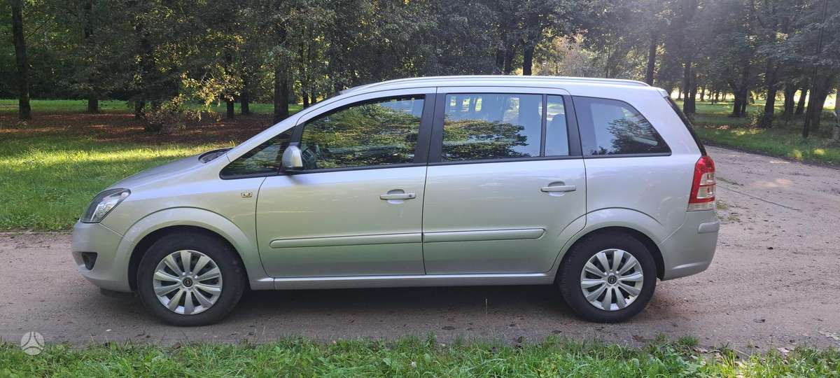 Opel Zafira 2012 — салон
