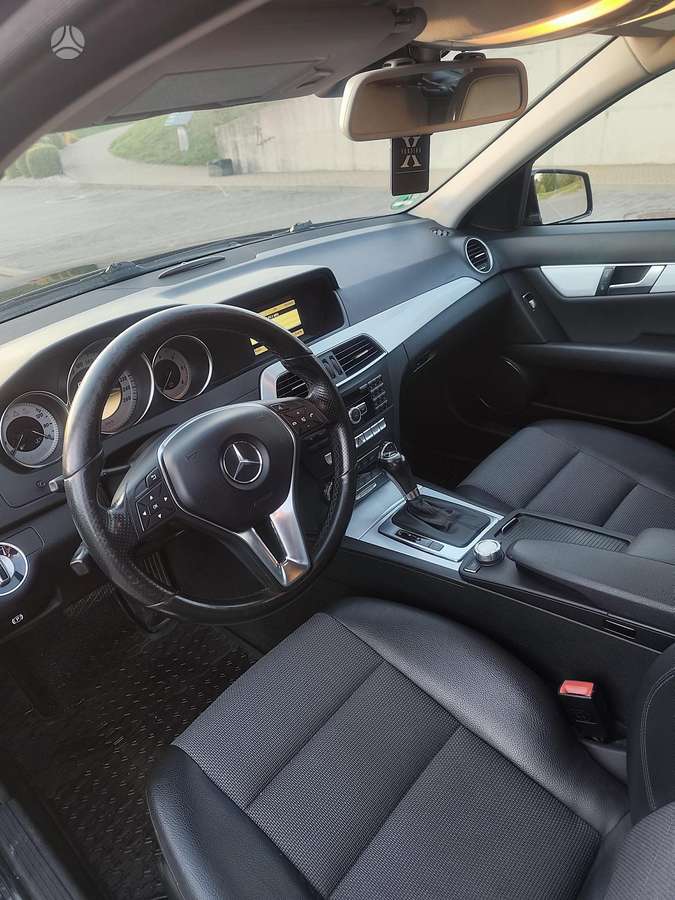 Mercedes-Benz C220 2011 — photo 11