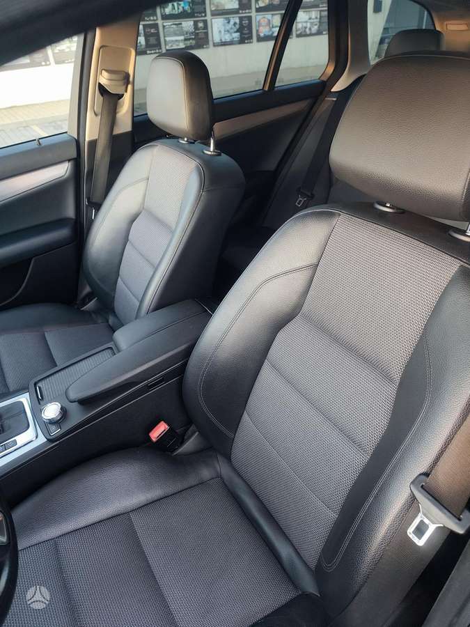 Mercedes-Benz C220 2011 — photo 12