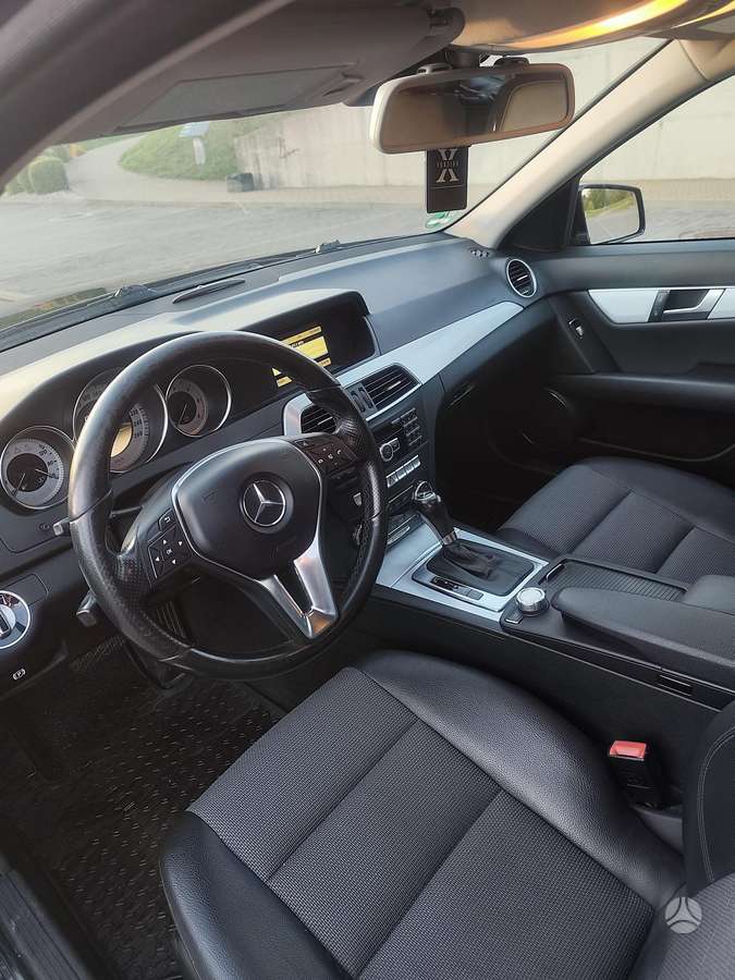 Mercedes-Benz C220 2011 — photo 13