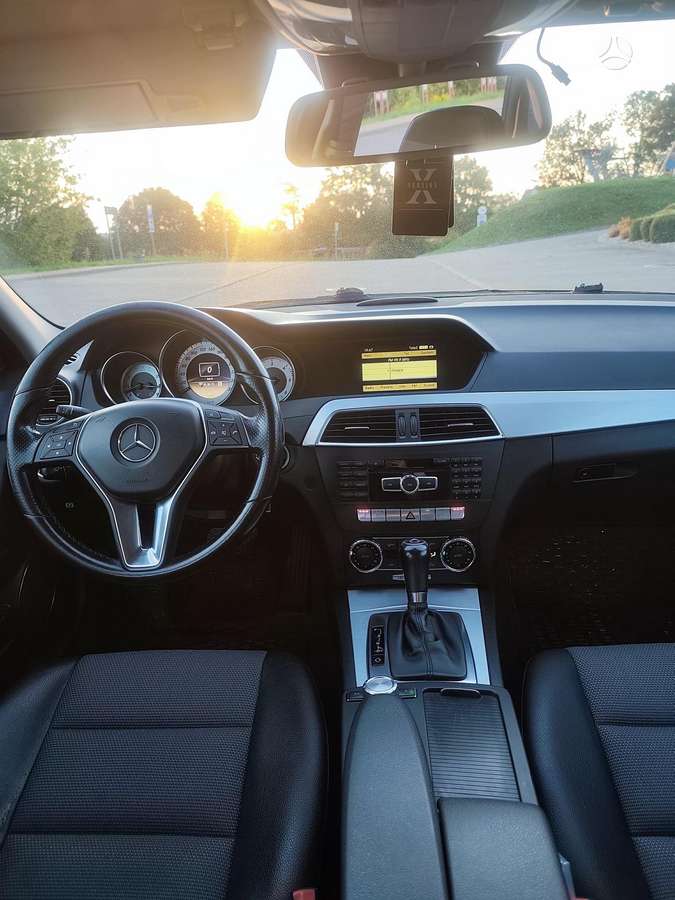 Mercedes-Benz C220 2011 — photo 15