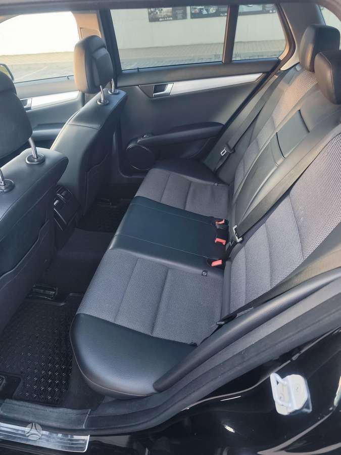 Mercedes-Benz C220 2011 — photo 16