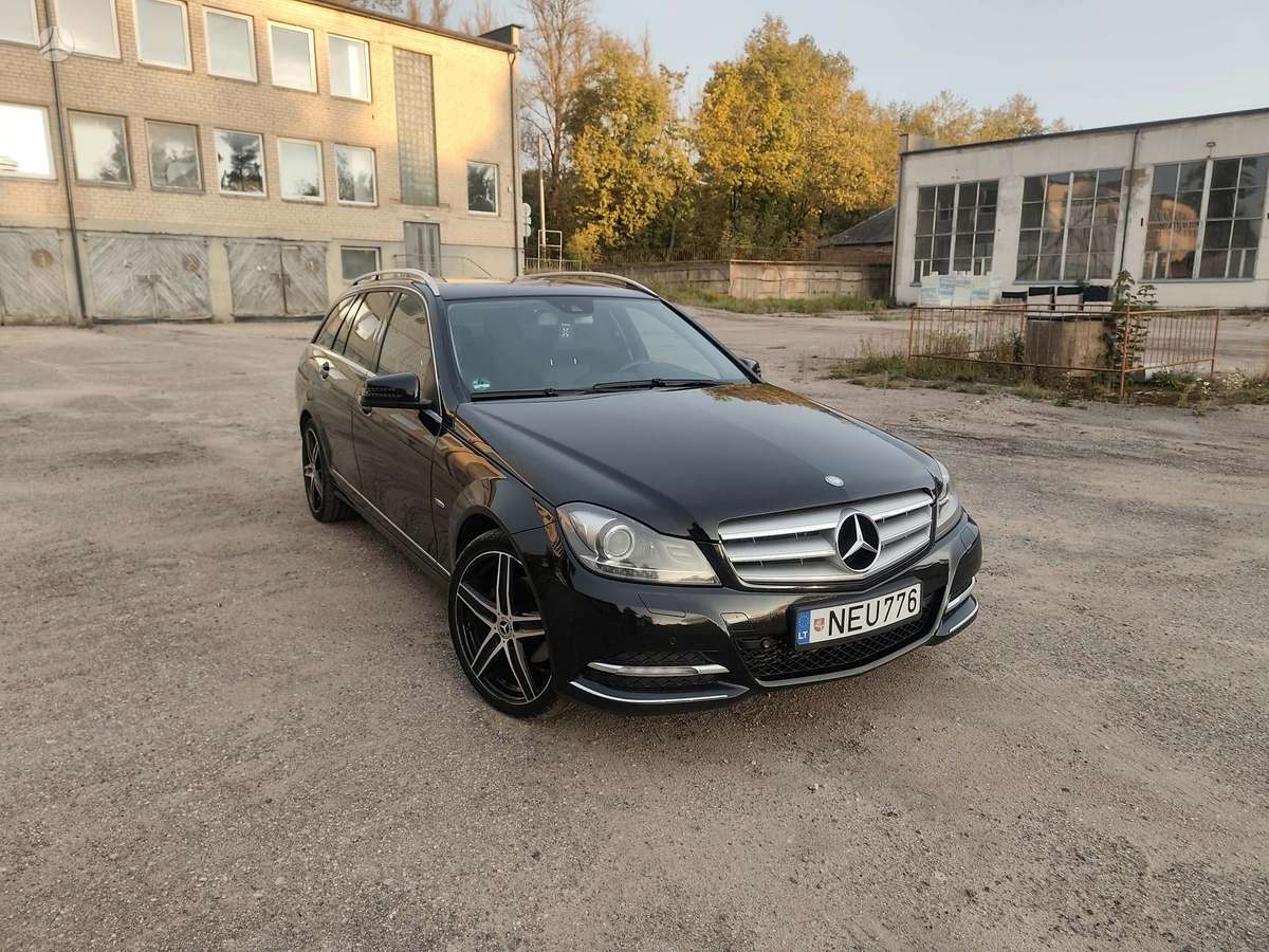 Mercedes-Benz C220 2011 — rear view
