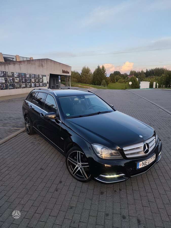 Mercedes-Benz C220 2011 — rear view