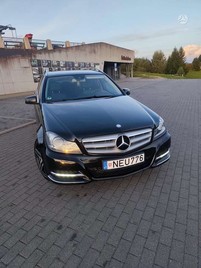 Mercedes-Benz C220 2011 — interior